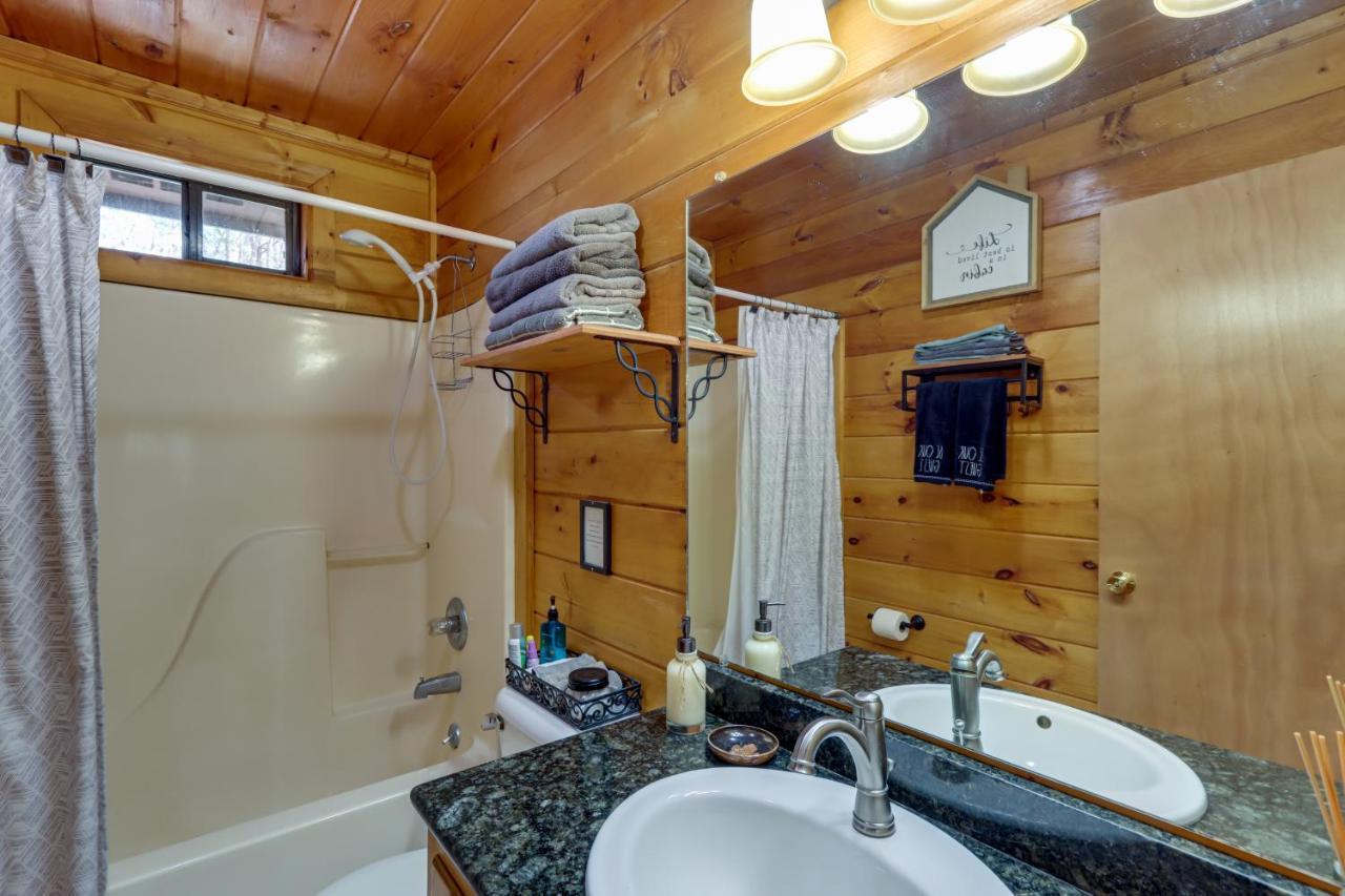 Blue Ridge Cozy Cabin In The Woods With Hot Tub! 외부 사진